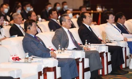 Ông Vương Nghị (thứ hai từ trái sang) tại diễn đàn 3 bên của Nhật Bản, Trung Quốc và Hàn Quốc ngày 3/7. (Ảnh: Xinhua)