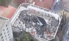 Hiện trường vụ sập mái nhà thể chất của trường trung học vùng đông bắc Trung Quốc. (Ảnh: Weibo)