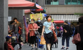 Trong một khu chợ ở thành phố Cơ Long, Đài Loan. (Ảnh: Reuters)