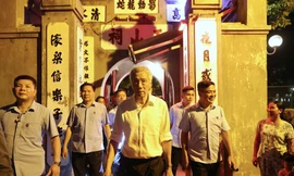 Thủ tướng Singapore Lý Hiển Long dạo hồ Hoàn Kiếm, thăm đền Ngọc Sơn