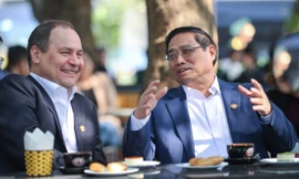 Hai Thủ tướng Việt Nam – Belarus uống cà phê, thăm Cột cờ Hà Nội