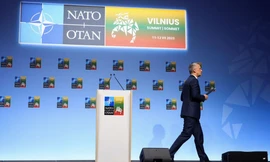 Tổng Thư ký NATO Jens Stoltenberg rời khỏi cuộc họp báo về thượng đỉnh ngày 10/7. (Ảnh: Reuters)