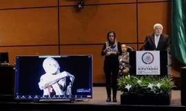 Jaime Maussan, một nhà nghiên cứu về UFO, trình bày về 2 xác ướp trước Quốc hội Mexico ngày 8/11. (Ảnh: Reuters)