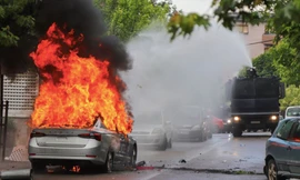 Một chiếc xe bốc cháy trong cuộc đụng độ giữa cảnh sát Kosovo với những người biểu tình thuộc cộng đồng Serb ở thị trấn Zvecan ngày 26/5. (Ảnh: Reuters)