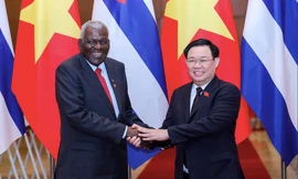 Chủ tịch Quốc hội Vương Đình Huệ và Chủ tịch Quốc hội Cuba Esteban Lazo Hernandez. (Ảnh: Nhật Minh)