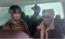 Hình ảnh trùm mafia Matteo Messina Denaro khi ngồi trên xe cảnh sát