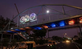 Logo của G20 trên một cây cầu đi bộ ở New Delhi ngày 24/8. (Ảnh: Reuters)