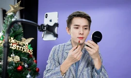 Lý Giai Kỳ được gọi là 'ông hoàng son môi' nhờ khả năng kiếm bội tiền trong các phiên bán hàng mỹ phẩm trực tuyến. (Ảnh: QQ)