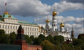 Xe chở tên lửa đất đối không S-400 của Nga đi qua Điện Kremlin trong lễ kỷ niệm Ngày Chiến thắng 9/5/2023. (Ảnh: Reuters)