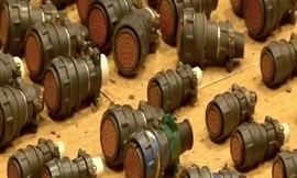 Hình ảnh trên phóng sự của đài truyền hình Iran cho thấy các đầu nối hình tròn bị cho là chứa chất nổ, để phá hoại vũ khí của Iran. (Ảnh: AP)