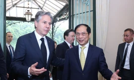 Bộ trưởng Ngoại giao Bùi Thanh Sơn cùng người đồng cấp Mỹ Antony Blinken tiến vào phòng hội đàm sáng 15/4. (Ảnh: Như Ý)