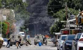 Người Palestine tìm chỗ ẩn nấp trong cuộc tấn công của Israel vào thành phố Jenin ngày 3/7. (Ảnh: Reuters)