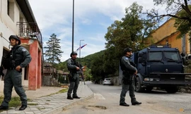 Cảnh sát Kosovo đi tuần sau vụ nổ súng ngày 27/9. (Ảnh: Reuters)