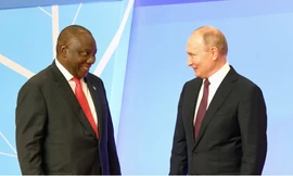 Tổng thống Nam Phi Cyril Ramaphosa (trái) và Tổng thống Nga Vladimir Putin trong dịp diễn ra hội nghị thượng đỉnh Nga - châu Phi (Ảnh: GCIS)
