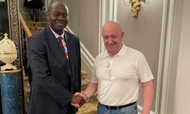 Yevgeny Prigozhin bắt tay vị quan chức CH Trung Phi tại khách sạn ở St. Petersburg, trong thời gian diễn ra hội nghị Nga - châu Phi