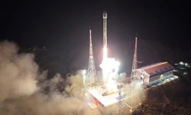 Tên lửa đẩy Chollima-1 mang theo vệ tinh trinh sát Malligyong-1 rời bệ phóng tại cảng vệ tinh Sohae ở quận Cholsan, tỉnh Bắc Phyongan, Triều Tiên, ngày 21/11. (Ảnh: Yonhap)