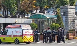 Khu vực nơi 2 cảnh sát Hàn Quốc bị đâm. (Ảnh: Yonhap)