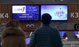  Hành khách chờ làm thủ tục tại quầy của hãng hàng không FlyOne Armenia để lên chuyến bay từ Istanbul đến Yerevan tại sân bay quốc tế Istanbul, Thổ Nhĩ Kỳ, ngày 2/2/2022. (Ảnh: Reuters)
