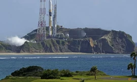 Tên lửa H-IIA trên bệ phóng tại Trung tâm vũ trụ Tanegashima thuộc đảo Tanegashima. (Ảnh: Reuters)
