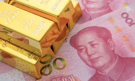 Người Trung Quốc tăng cường mua vàng khi đồng nhân dân tệ yếu đi. (Ảnh: Bloomberg)