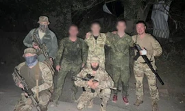 Hai lính dù Ukraine lẩn trốn trong vùng đất mà Nga kiểm soát suốt từ năm ngoái. (Ảnh: Ukrainska Pravda)