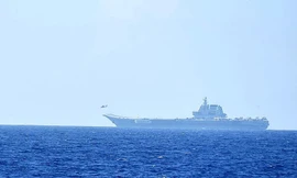 Tàu sân bay Sơn Đông của Hải quân Trung Quốc. (Ảnh: JMSDF)