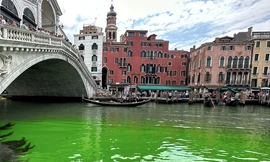 Vệt nước màu xanh lá trên kênh đào Grand ở Venice. (Ảnh: AP)