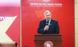 Bộ trưởng Nông nghiệp Mỹ Thomas Vilsack phát biểu tại ĐH Ngoại thương ngày 19/4. (Ảnh: Thu Loan)