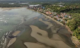 Dầu lan rộng sau khi con MT Princess Empress chìm. (Ảnh: Reuters)