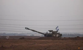 Cờ Israel tung bay trên pháo tự hành gần biên giới Israel với Dải Gaza ngày 22/10. (Ảnh: Reuters)