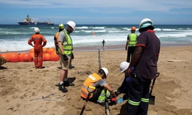 Lắp đặt cáp ngầm qua bãi biển Amanzimtoti của Nam Phi ngày 7/2 