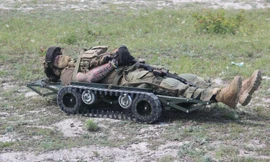 Chiếc cáng điều khiển từ xa đang được một đơn vị của quân đội Ukraine sử dụng để sơ tán binh lính bị thương khỏi chiến trường. (Ảnh: Business Insider)