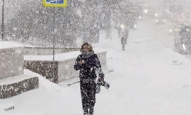 Một người đi giữa trời tuyết rơi ở thủ đô Mátxcơva ngày 4/12. (Ảnh: AP)