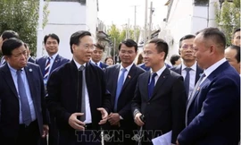 Chủ tịch nước Võ Văn THưởng thăm điển hình về xây dựng nông thôn mới của Trung Quốc ở Bắc Kinh. (Ảnh: TTXVN)