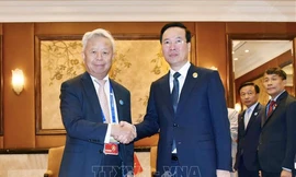 Chủ tịch nước Võ Văn Thưởng tiếp Chủ tịch AIIB Kim Lập Quần. (Ảnh: TTXVN)