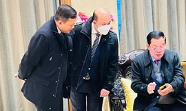 Ông Hun Sen và hai con trai Hun Manet và Hun Many. (Ảnh: Khmer Times)