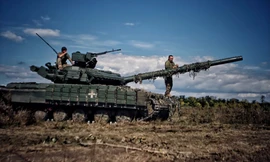 Lính Ukraine thuộc Lữ đoàn cơ giới độc lập số 42 trên xe tăng. (Ảnh: Getty Images)