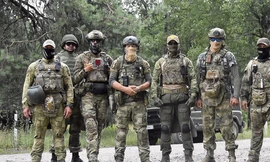 Chiến binh Wagner và binh lính Belarus. (Ảnh: AP)