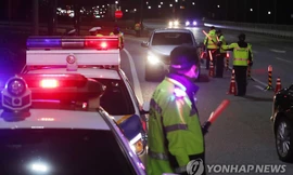 Cảnh sát làm nhiệm vụ trên đường phố Seoul, Hàn Quốc. (Ảnh: Yonhap)