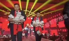 Các quản lý bán hàng của Henan Mine khệ nệ ôm tiền thưởng