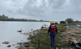 Một thành viên đội cứu hộ tìm kiếm dọc sông Erren