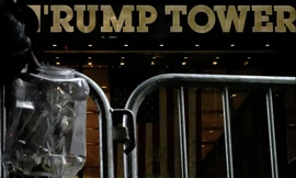 Hàng rào kim loại đã được dựng bên ngoài Tháp Trump. (Ảnh: Reuters)