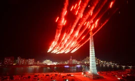 Các máy bay trên tháp Chủ Thể về phía quảng trường Kim Nhật Thành trong lễ duyệt binh ngày 8/2. (Ảnh: Rodong Sinmun)