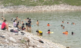 Người Hà Nội đổ ra ao hồ tắm giải nhiệt