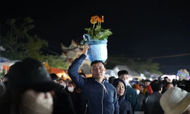 Biển người chen chân tại phiên chợ 'mua may, bán rủi' độc đáo nhất Bắc Bộ