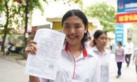 Thí sinh 'tươi như hoa' khoe sẽ đạt điểm 10 môn Ngoại ngữ