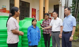 CLIP: Tặng 50 bồn nước hỗ trợ người dân vùng lũ Chương Mỹ