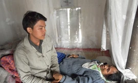 ‘Mẹ khó qua khỏi, nên con cố học xong đại học đi’