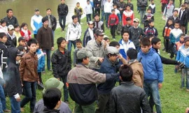 Đánh nhau ở chợ Chuộng (Thanh Hóa): Đánh thật hay đánh chơi? Ảnh: TTVH