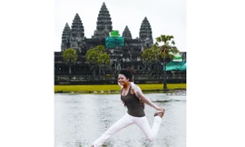 Nụ cười Việt bên tượng thần Bayon